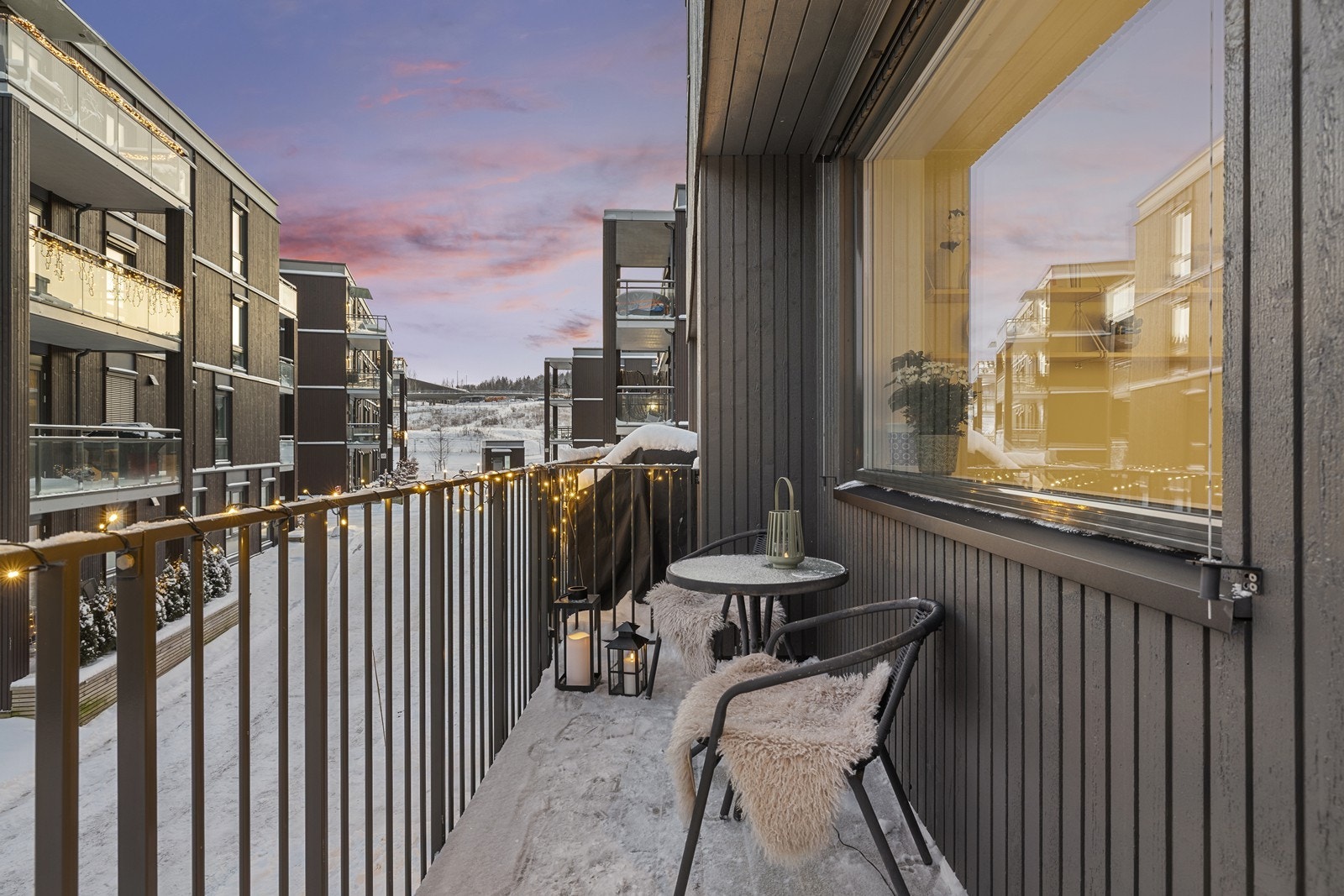 Balkong i tilknytning til kjøkkenet med god plass til sittegruppe. Galleribilde