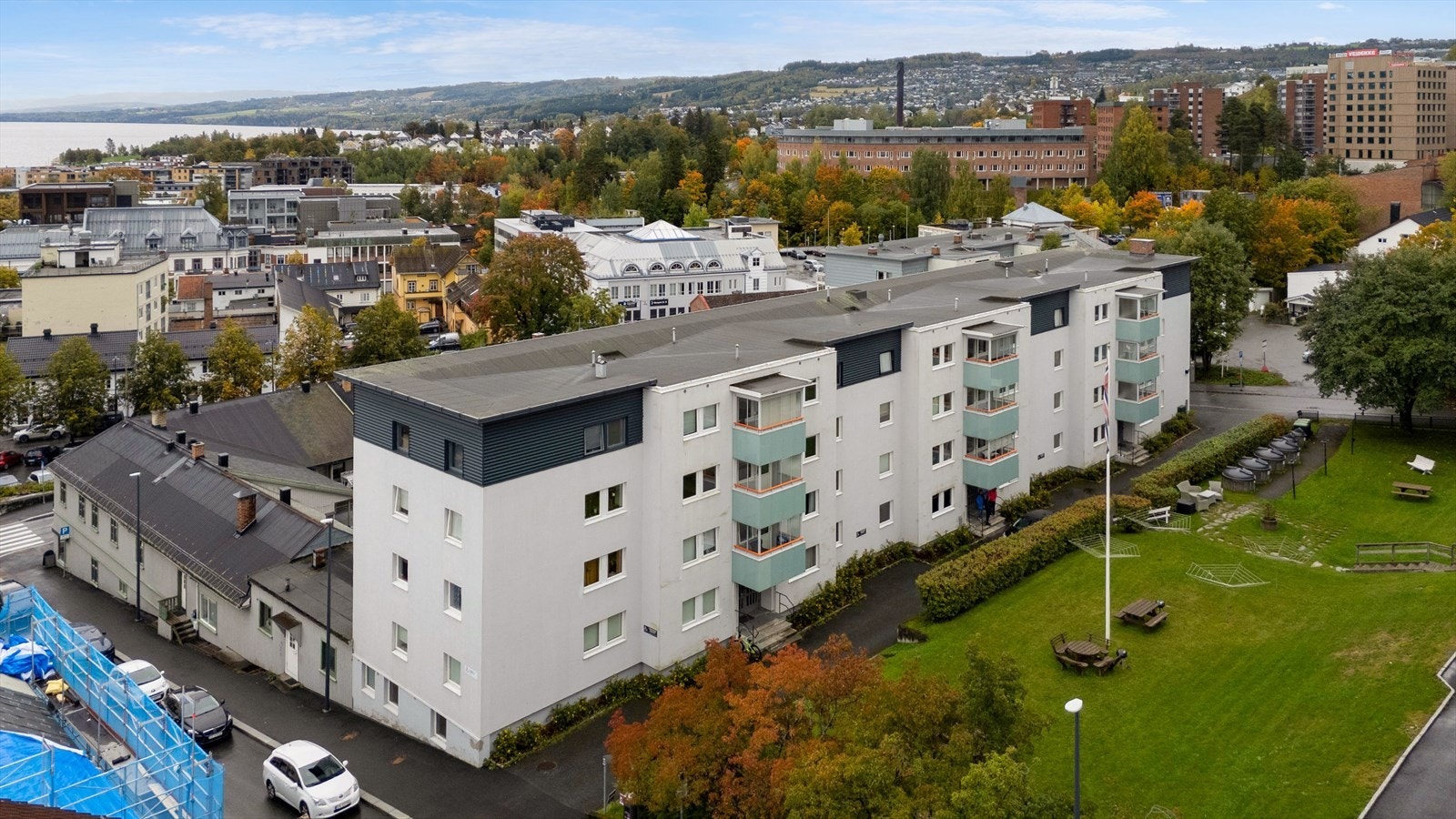 Skolegata Borettslag med velstelte fellesarealer om sommeren. Galleribilde