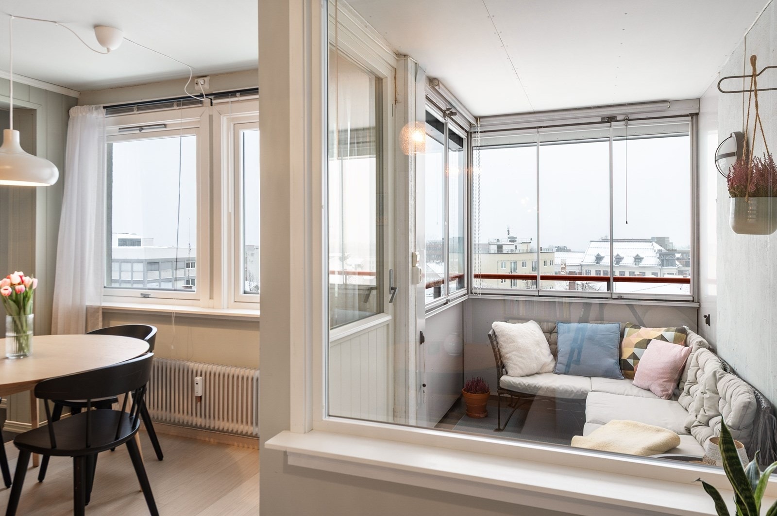 Veldig hyggelig balkong med mjøsutsikt og nydelig morgensol. Galleribilde