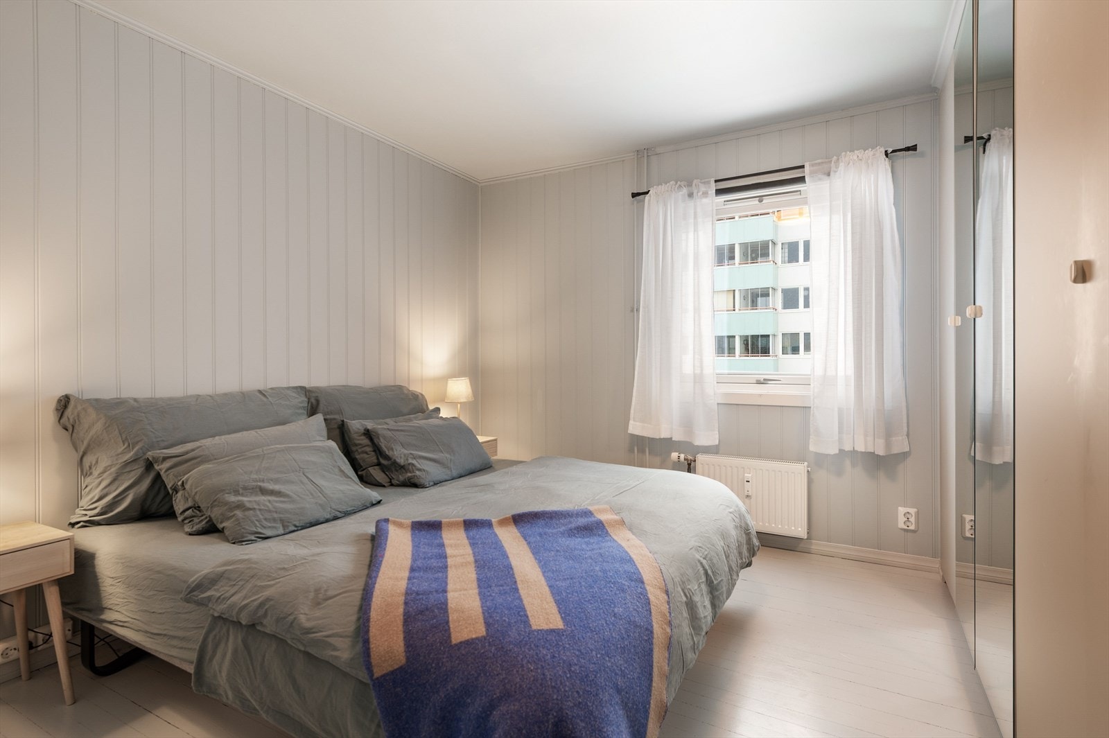 Soverom med garderobeskap m/speilfronter. Galleribilde