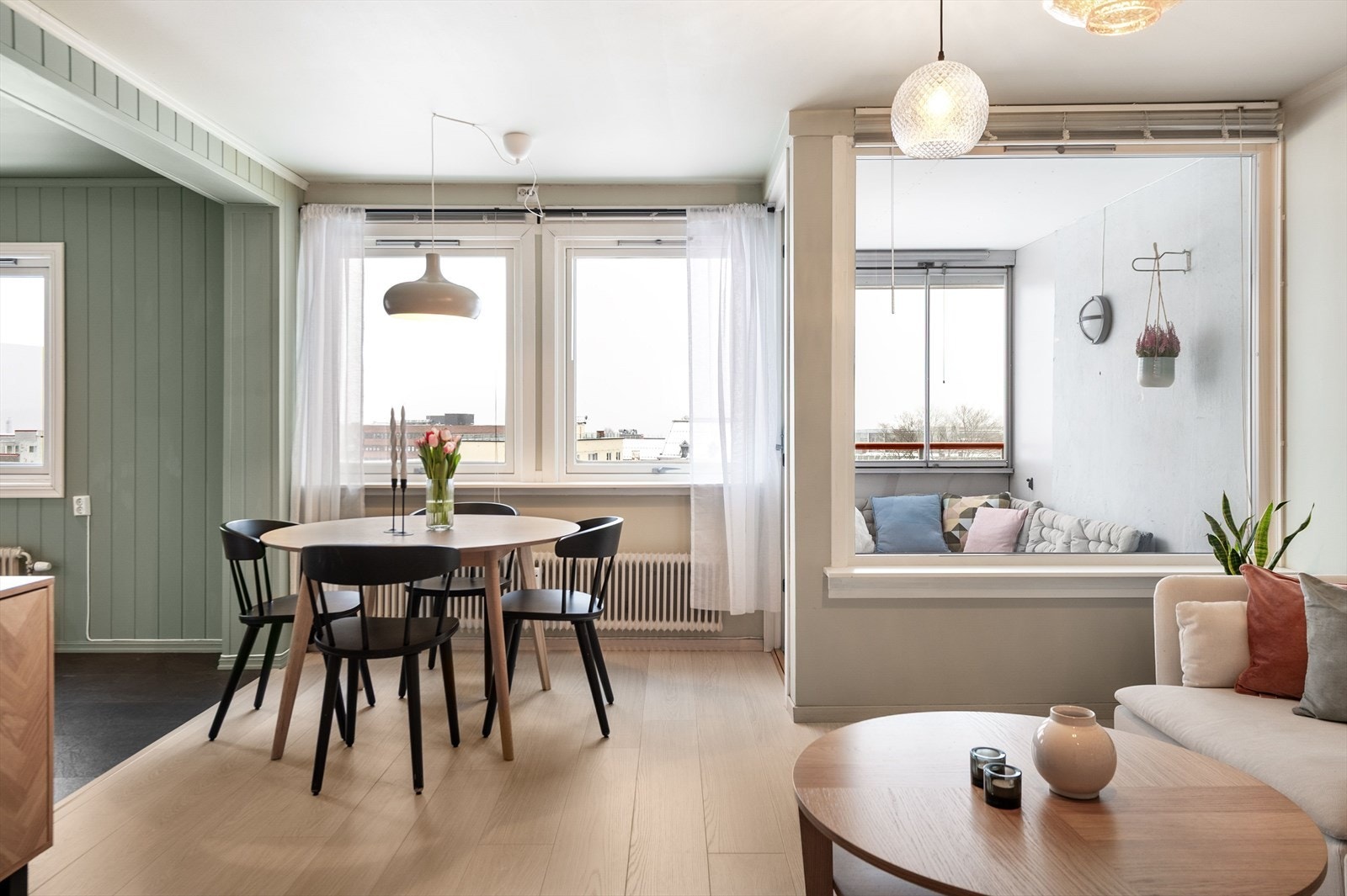 Generøse vindusflater gir oppholdsrom et lyst og hyggelig uttrykk. Galleribilde