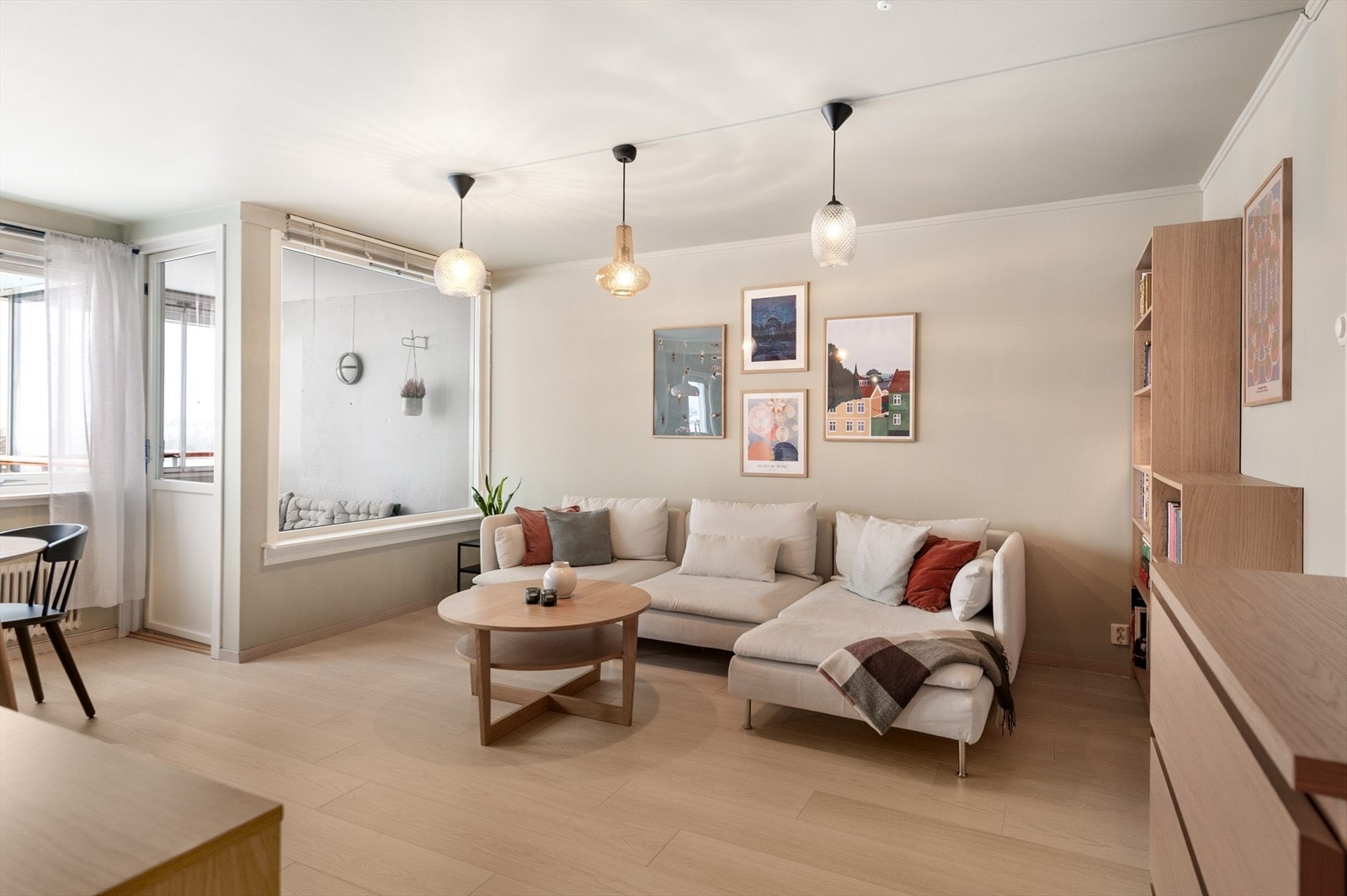 Meget hyggelig underholdningssone som også har plass til et spisebord i tilknytning til kjøkkenet. Utgang til innglasset balkong. Galleribilde