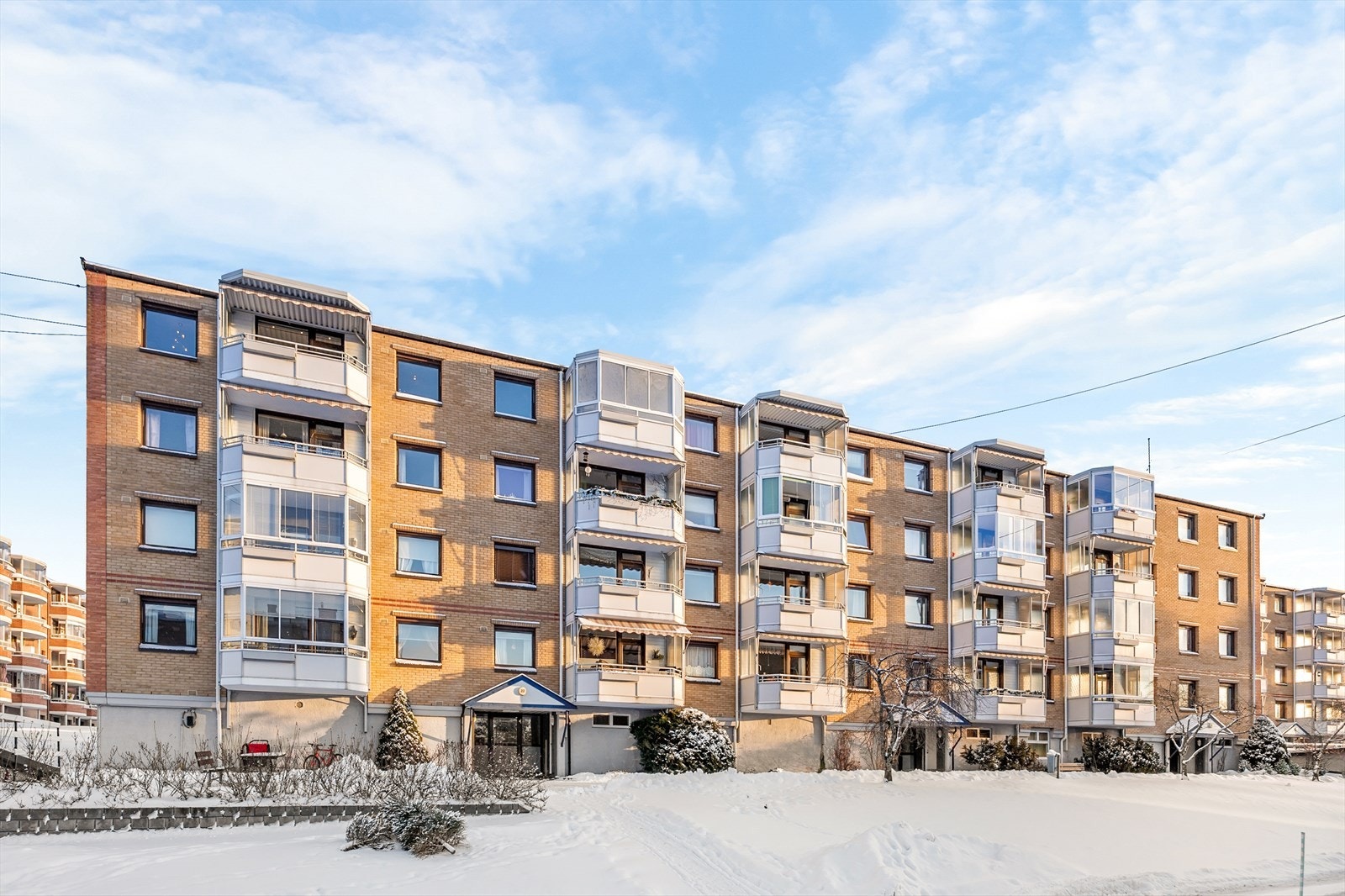 Leiligheten ligger i en klassisk boligblokk med fasade i teglstein. Galleribilde