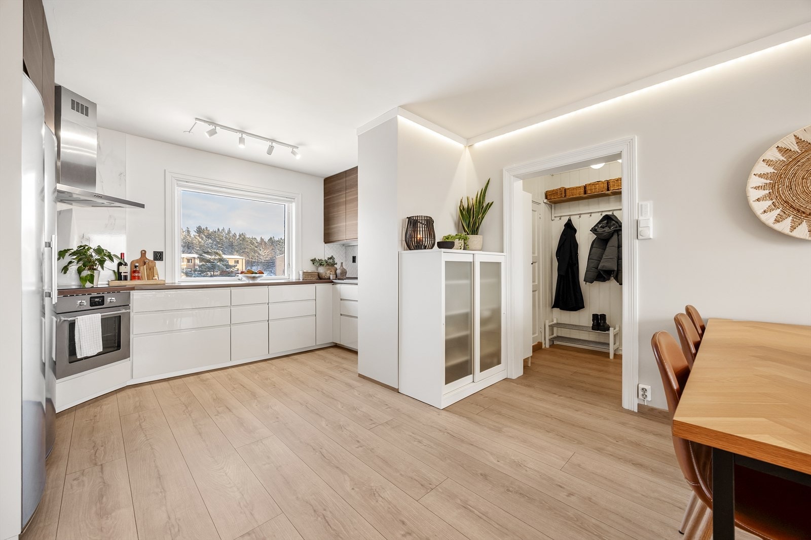 Den praktiske halvhøye veggen gir et visuelt skille uten å lukke rommet. Galleribilde