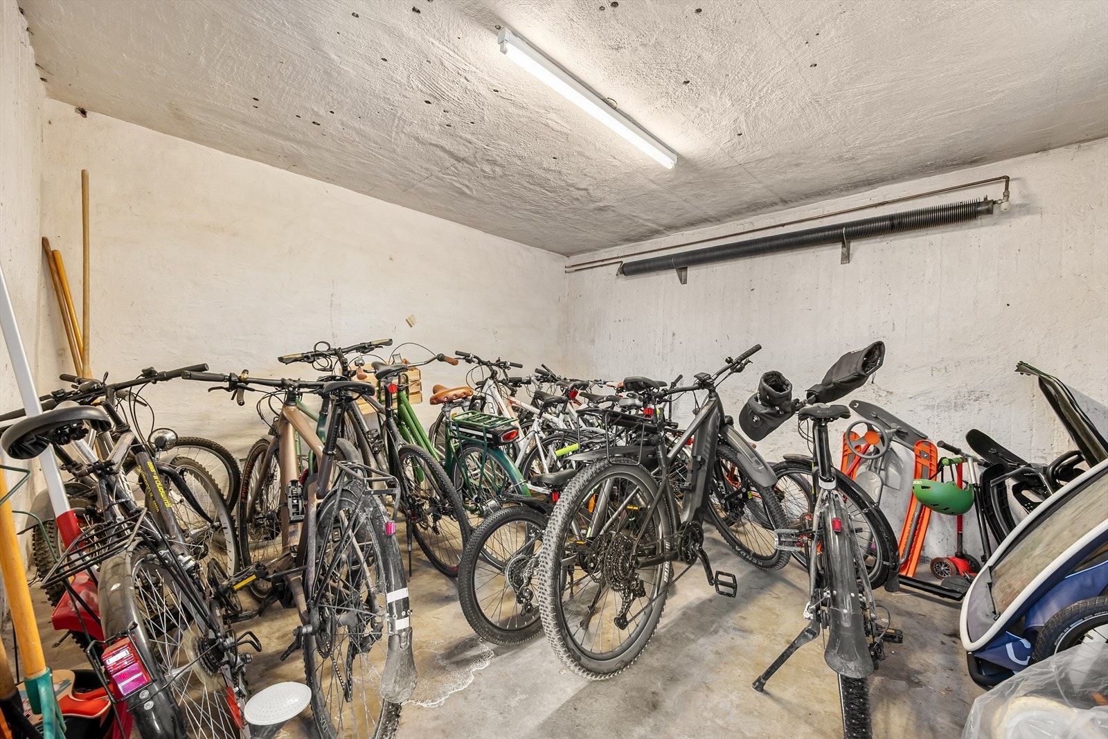 Borettslaget har felles sykkelbod for trygg parkering av sykler. Galleribilde