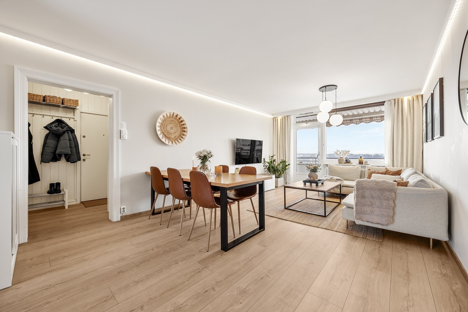 Leiligheten har en åpen og sosial planløsning mellom stue og kjøkken. Det er varmekabler på gulvet i stue, kjøkken og gang. Galleribilde