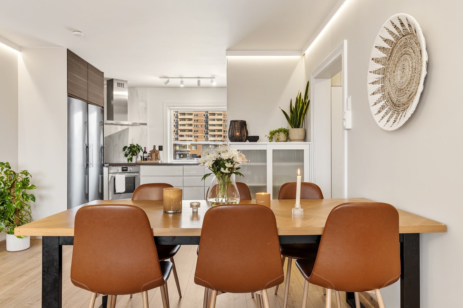 Den gjennomgående laminaten på gulvet skaper en helhetlig og ryddig atmosfære. Galleribilde