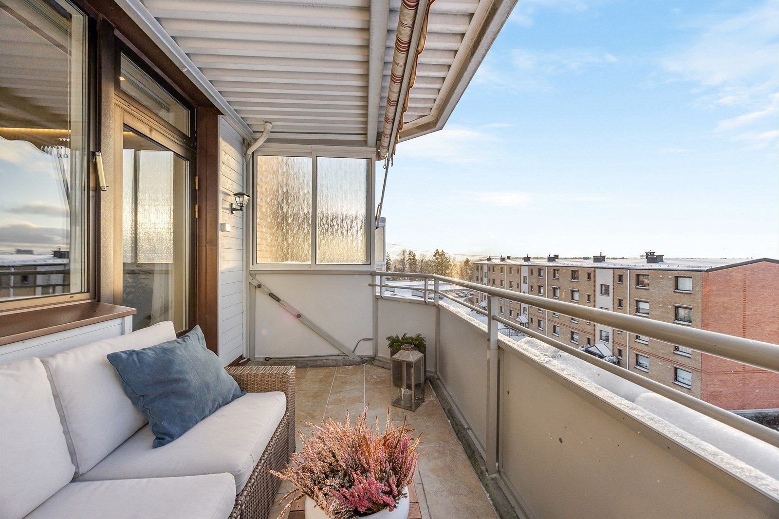 Balkongen har flislagt gulv og god plass til en sittegruppe. Galleribilde