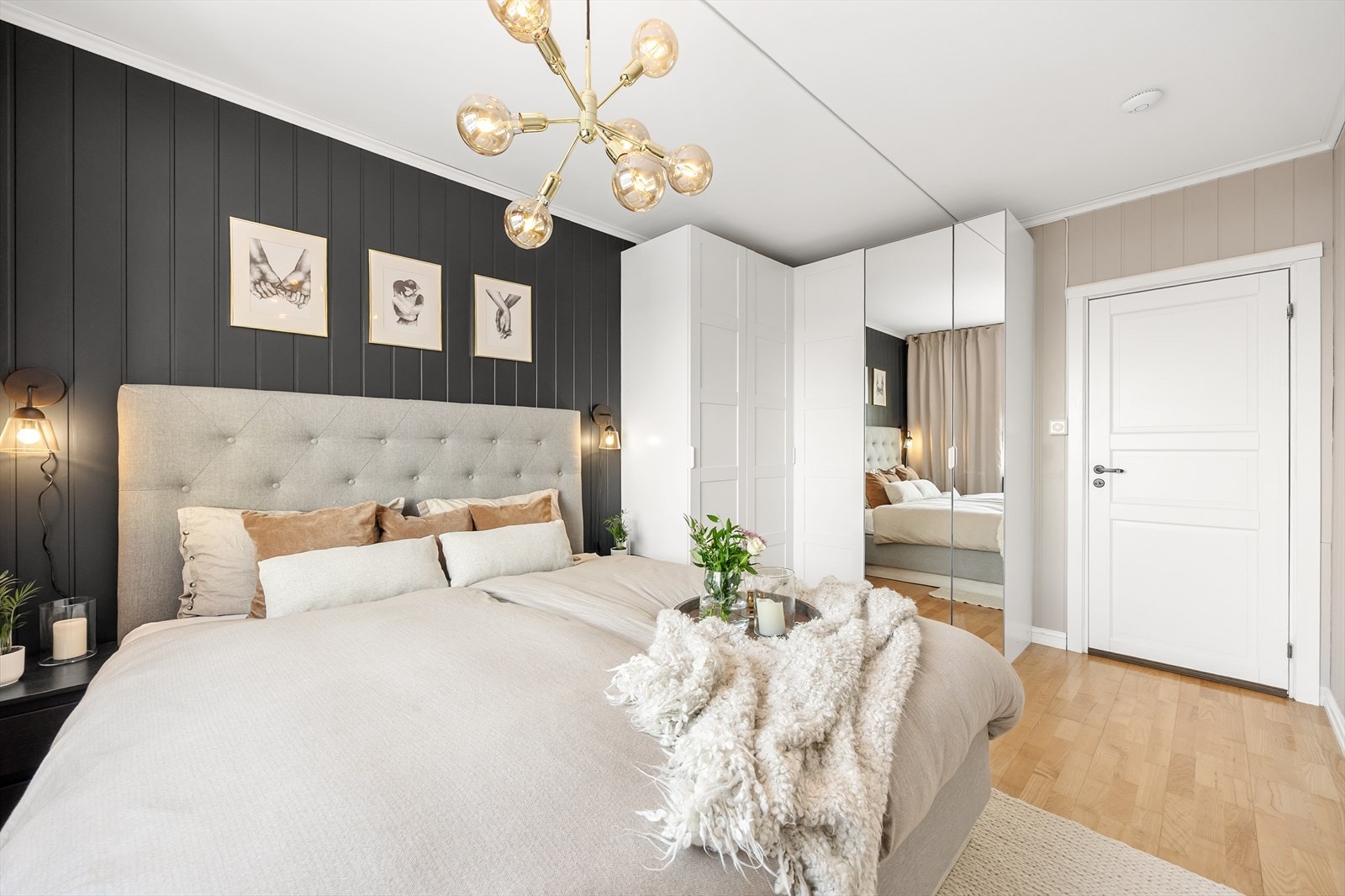 Vinduet på hovedsoverommet gir godt med naturlig lys og utsikt. Galleribilde