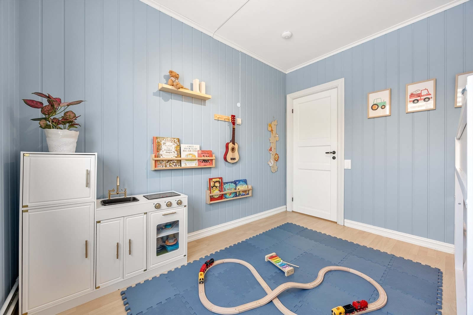 Også her er det god plass til seng og oppbevaring. Galleribilde