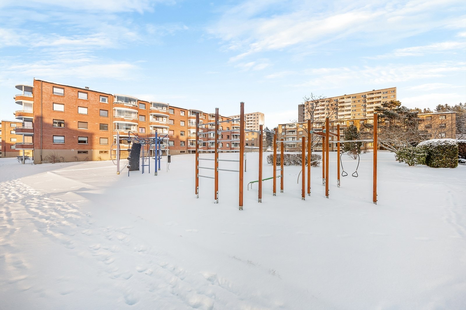 Uteområdene er pent opparbeidet med lekeplass og treningsapparater for beboerne. Galleribilde