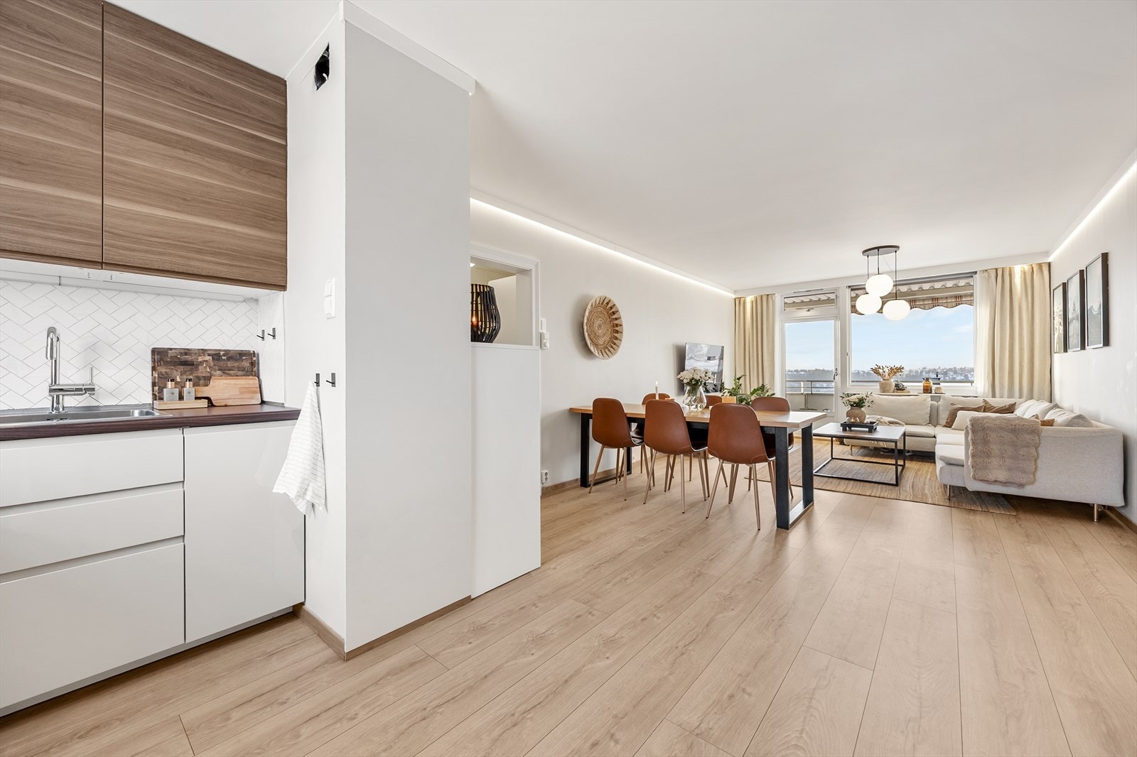 Overgangen mellom kjøkken og stue er sømløs, noe som inviterer til sosial matlaging. Galleribilde