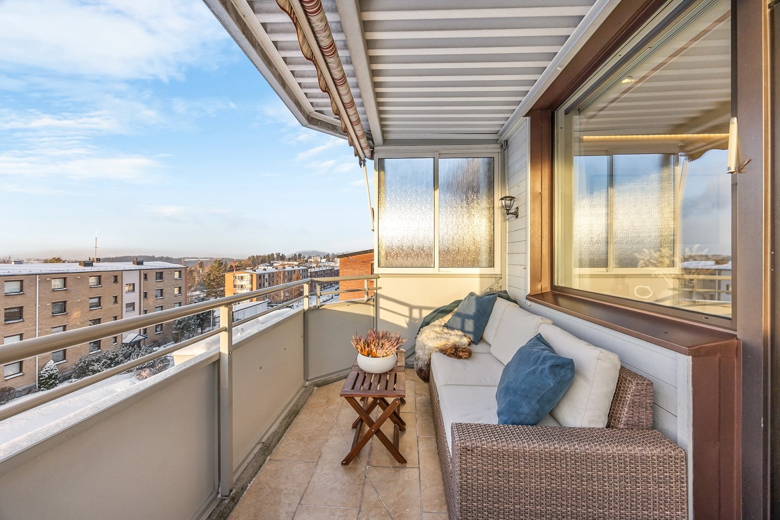 Leiligheten har en vestvendt balkong med god plass til møbler. Galleribilde