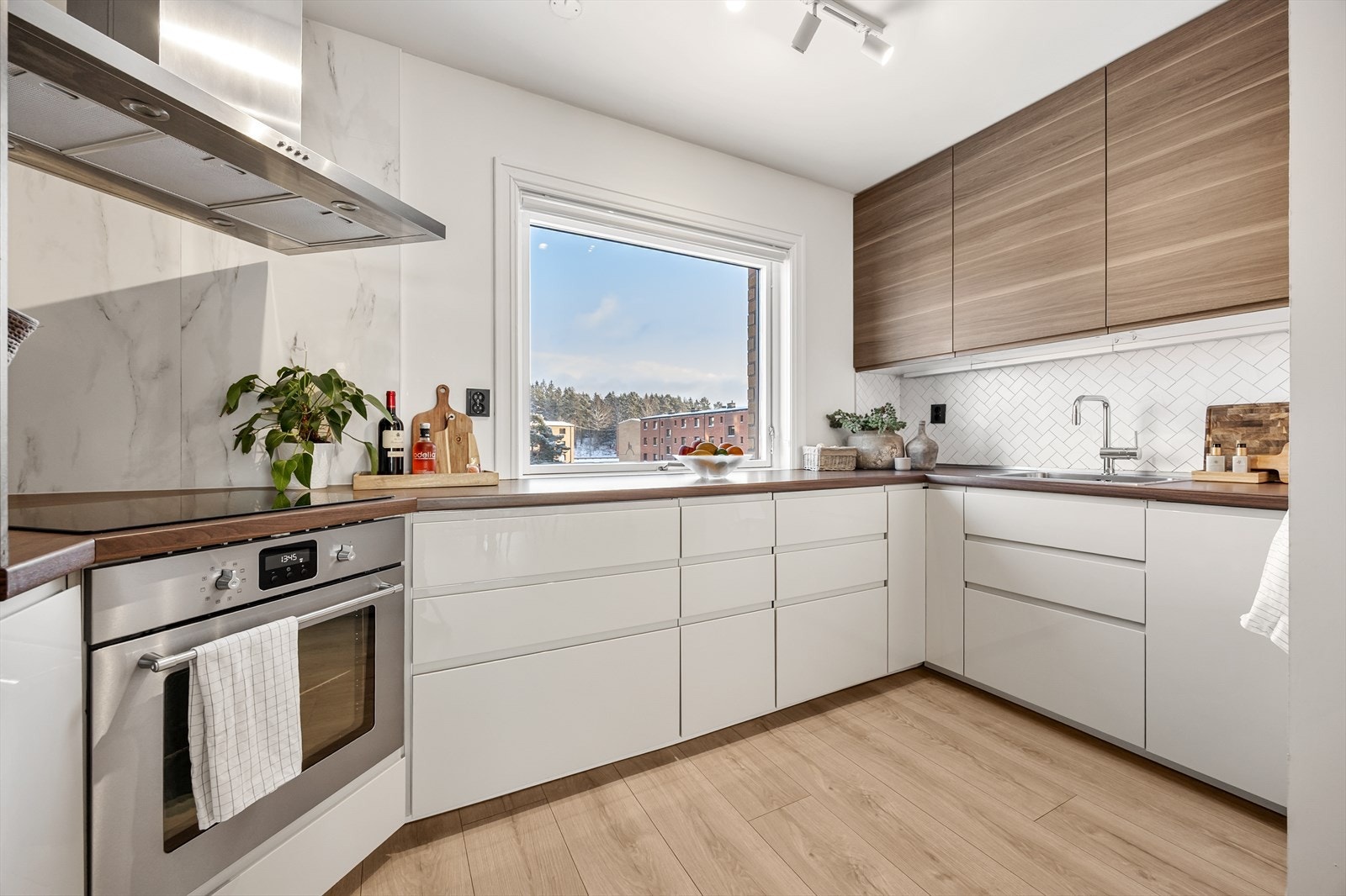 Kjøkkenet har en arealeffektiv hjørneløsning med gode arbeidsflater og rikelig med skapplass. Galleribilde