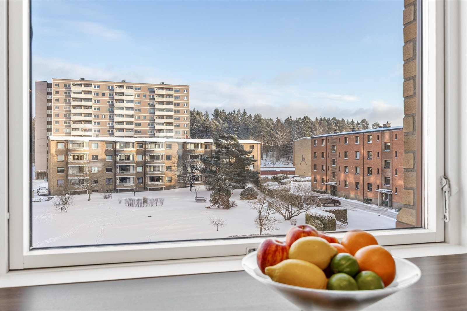 Fra kjøkkenvinduet ser man ut over de omkringliggende boligområdene. Galleribilde