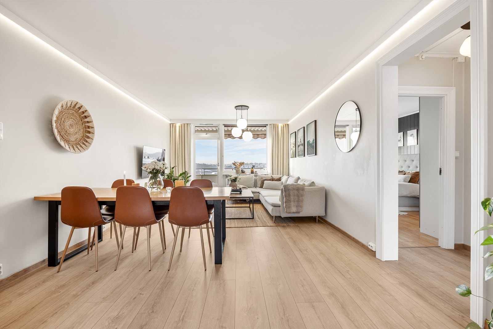 Rommet er lett å møblere med god plass til både sofagruppe og spisebord. Galleribilde