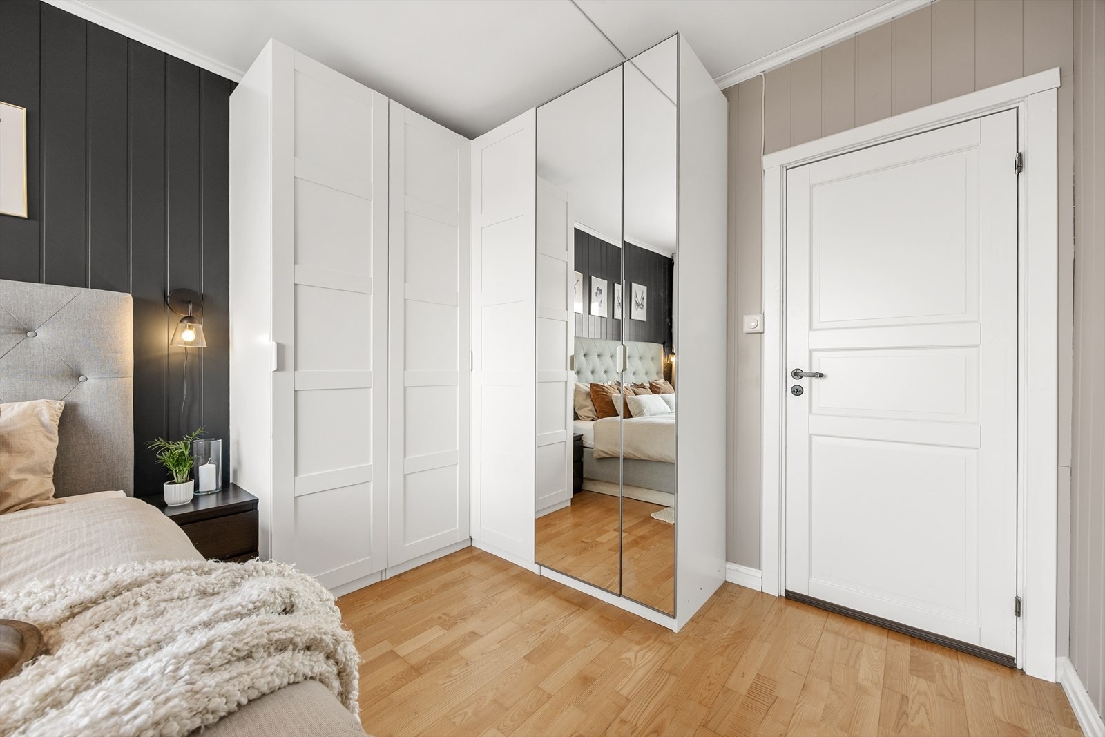 En stor garderobeløsning med speildører gir rikelig med oppbevaringsplass. Galleribilde