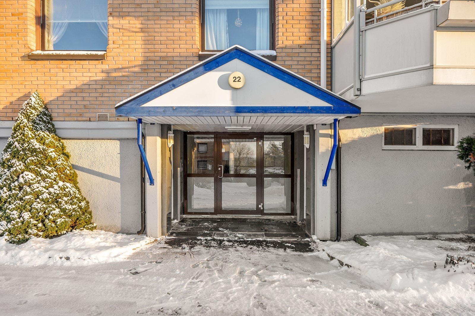 Bygget har et felles inngangsparti med callinganlegg. Galleribilde