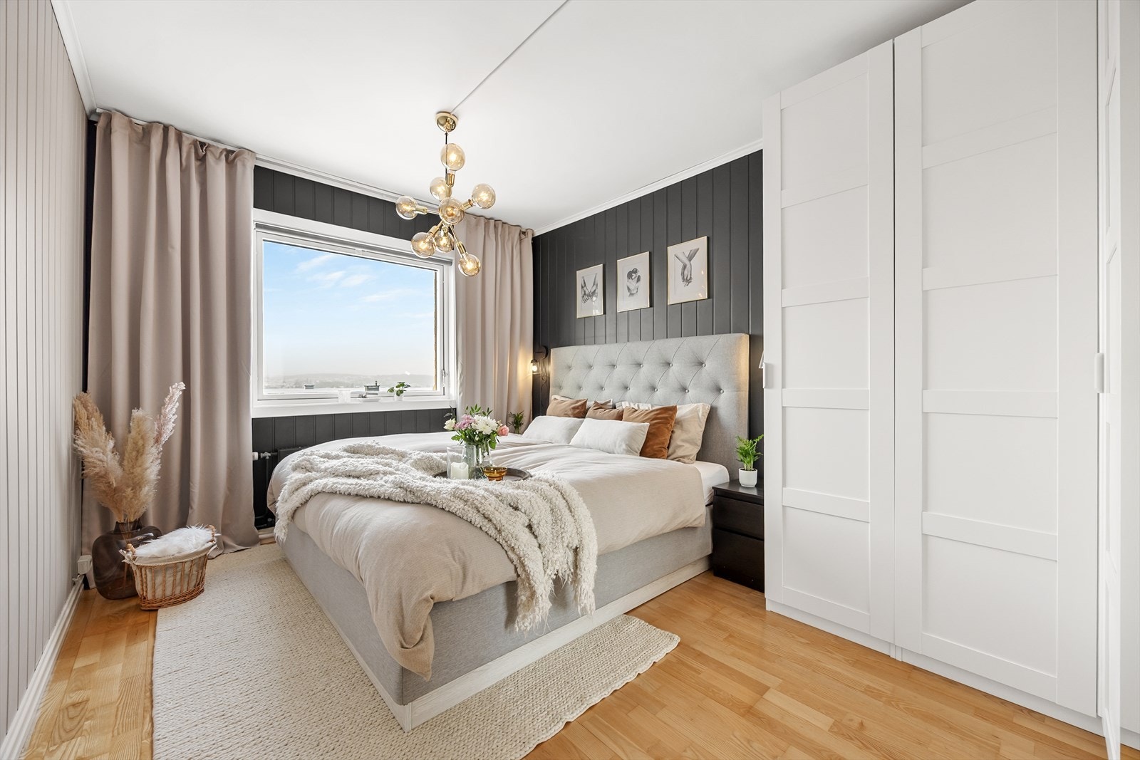 Hovedsoverommet er romslig med god plass til dobbeltseng og tilhørende møblement. Galleribilde