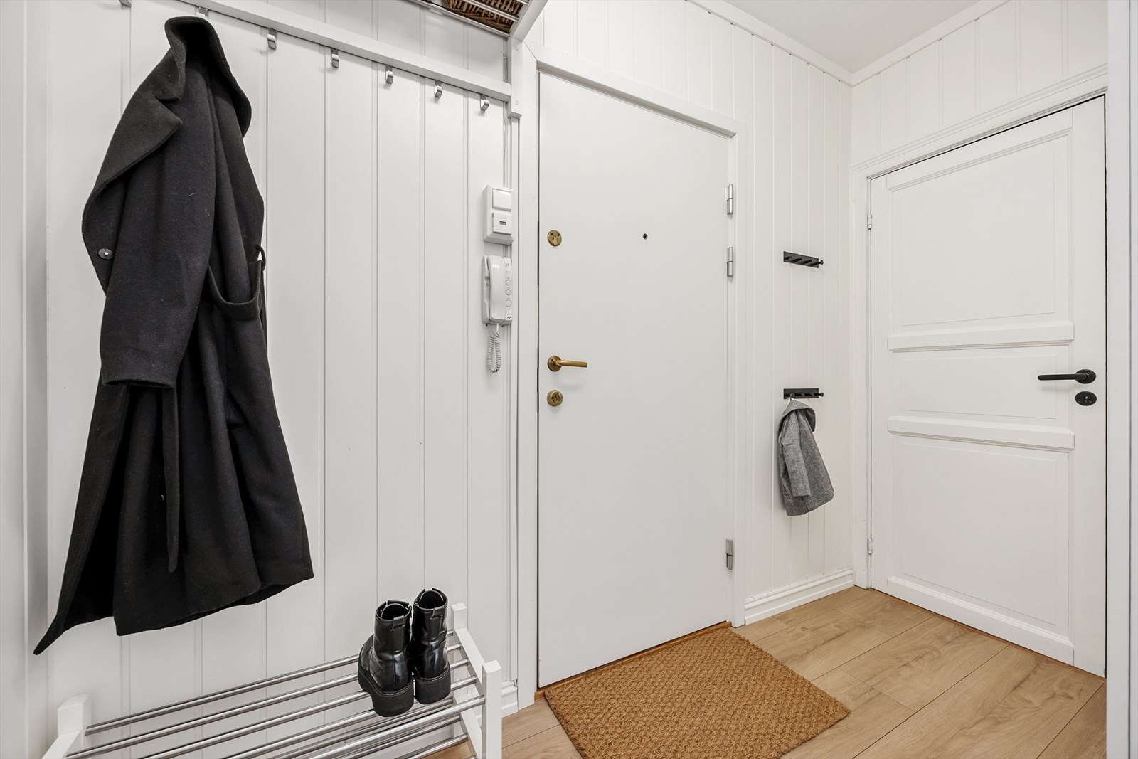 Inngangspartiet ønsker velkommen med plass til å henge fra seg yttertøy. Galleribilde