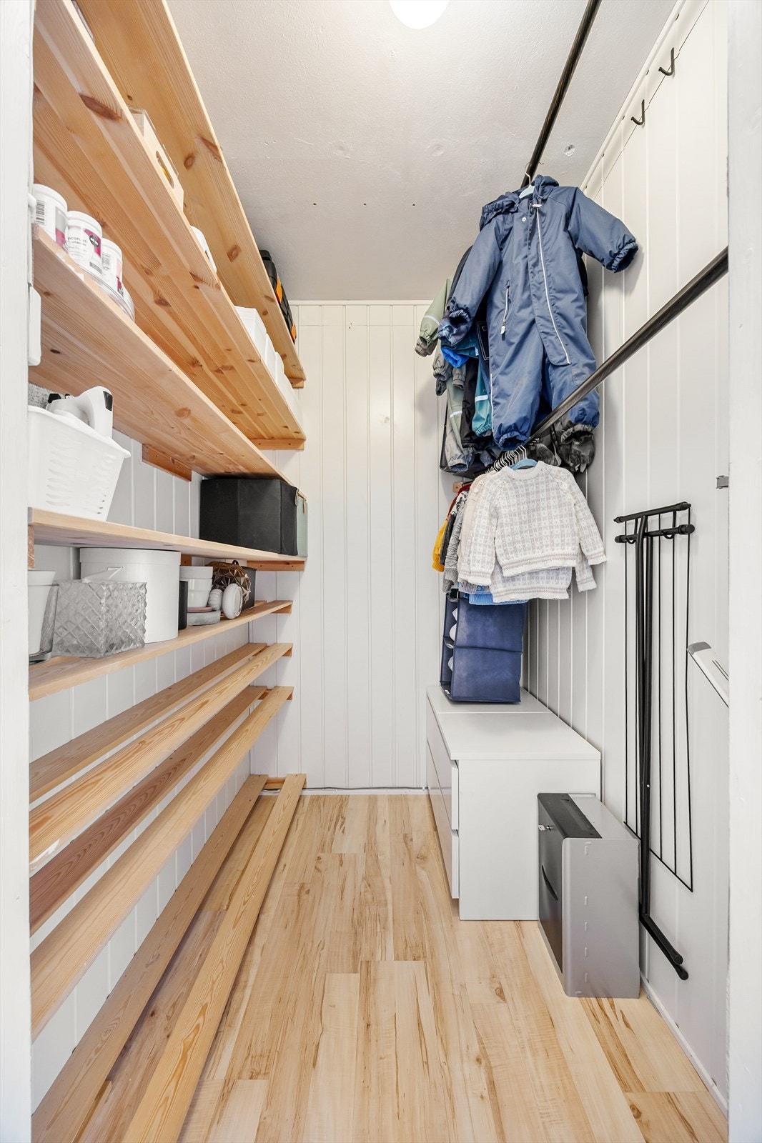 Leiligheten har en praktisk innvendig bod med hyllesystemer for effektiv oppbevaring. Galleribilde