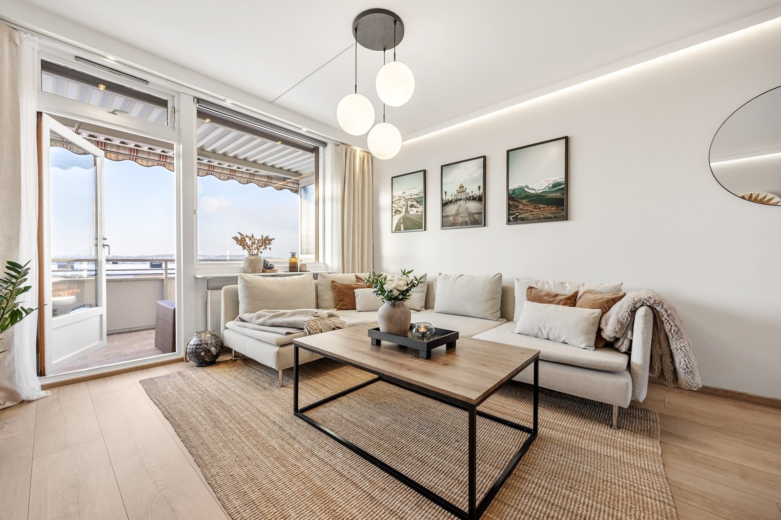 Stuen har store vindusflater og direkte utgang til balkongen, noe som gir rikelig med dagslys. Galleribilde