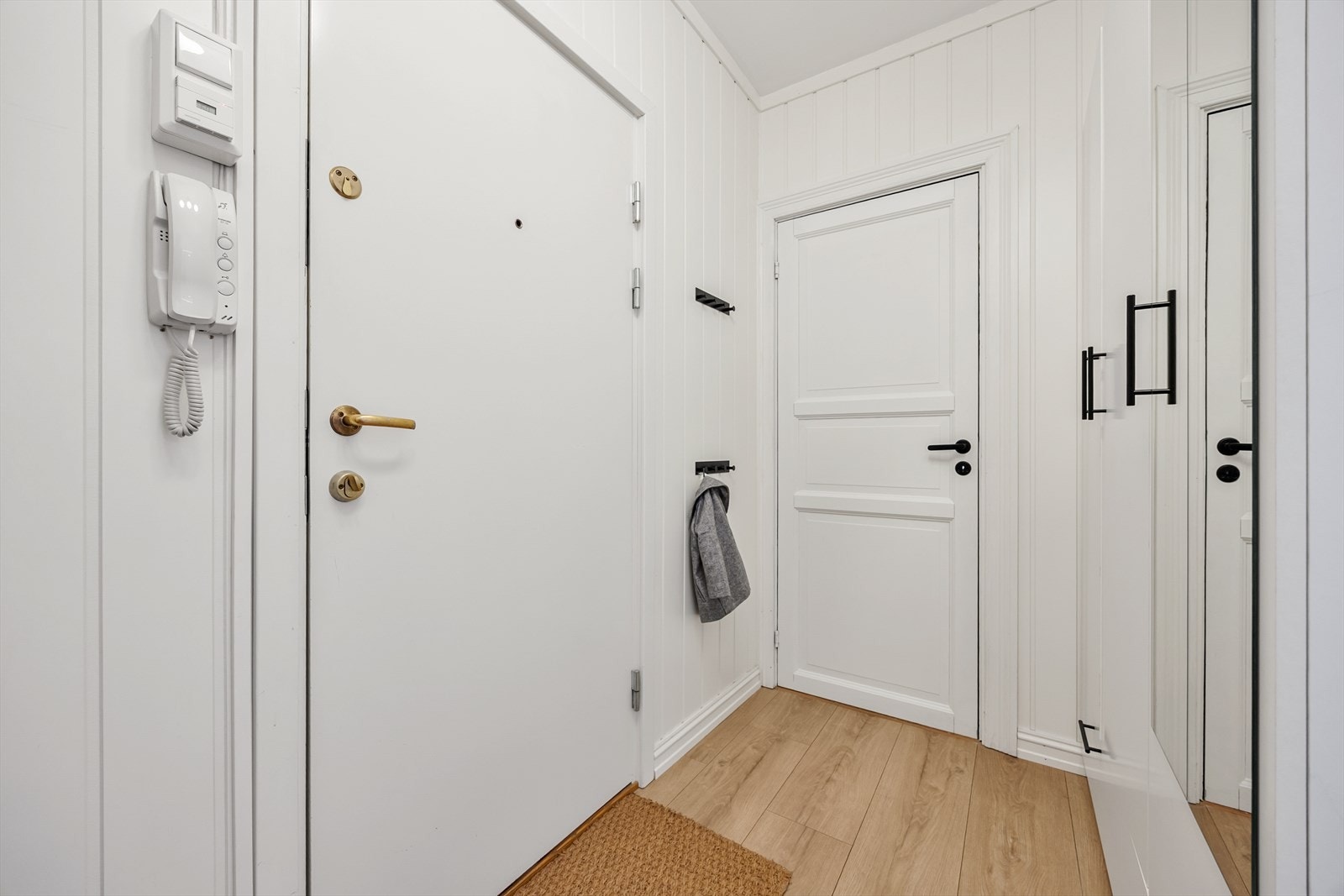 Entréen har callinganlegg med døråpner, som gir en trygg og enkel adkomst. Galleribilde