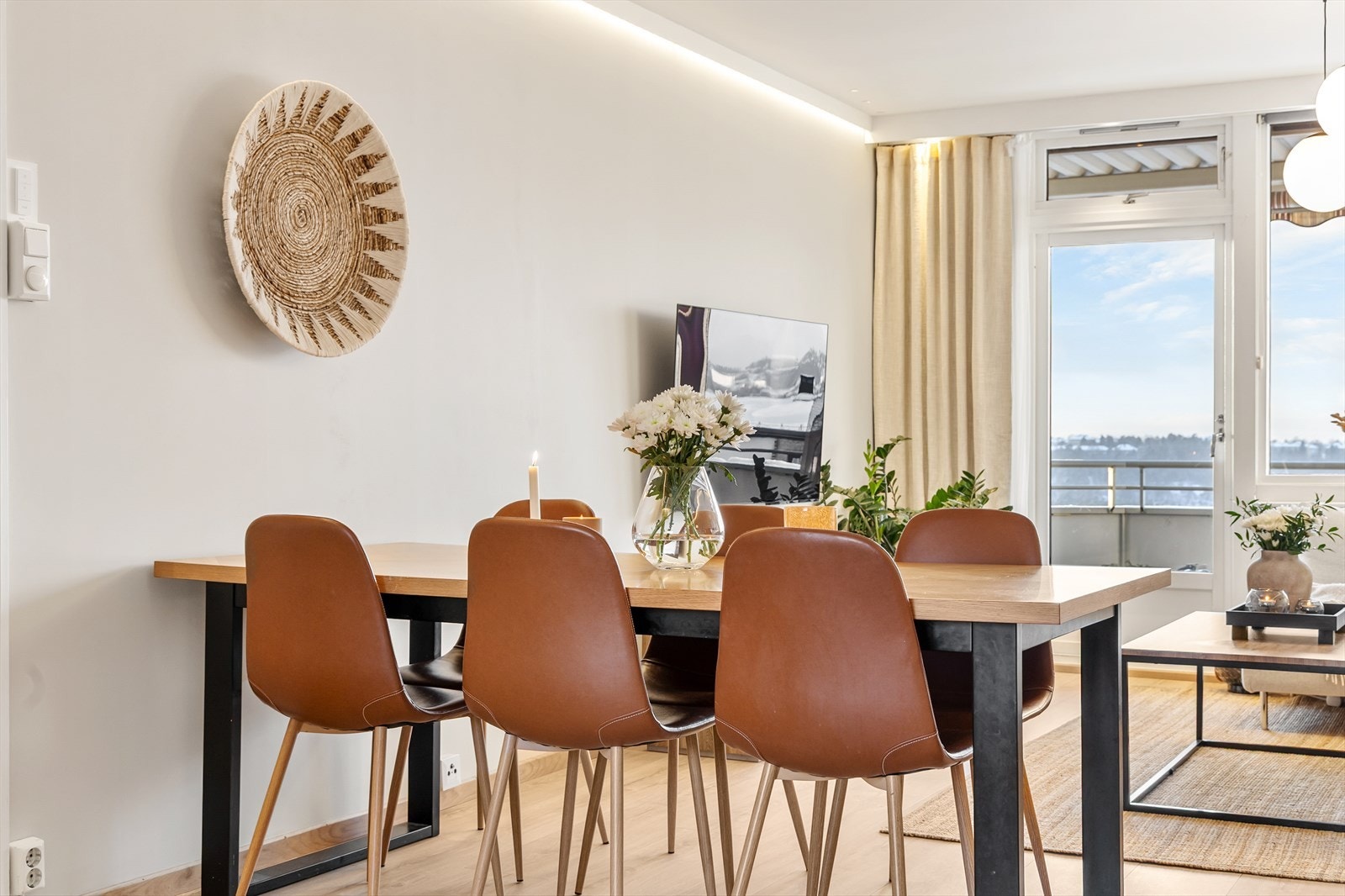 Innfelte downlights i taket gir en jevn og behagelig belysning i hele oppholdsrommet. Galleribilde