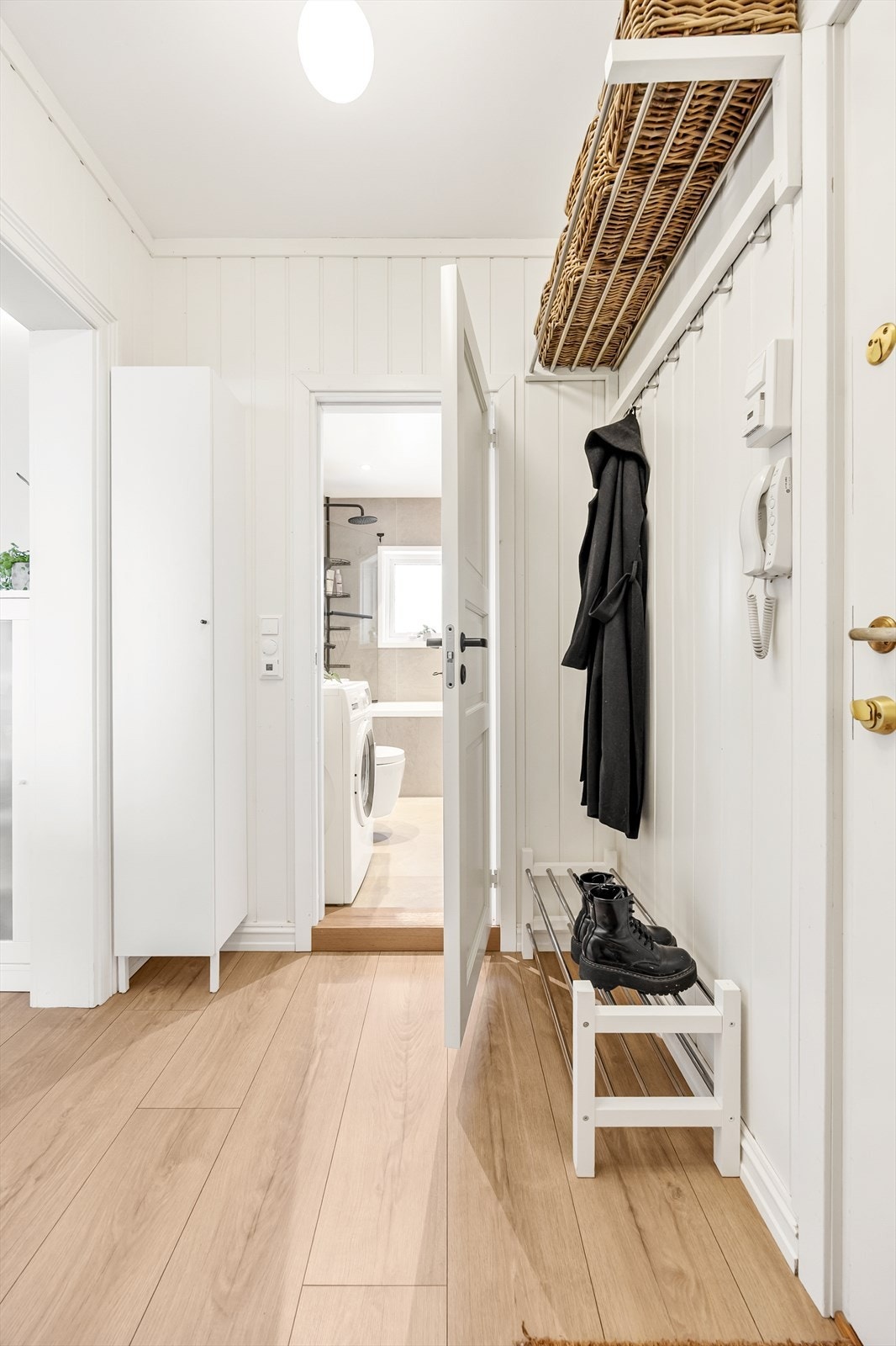 Fra entreen er det direkte tilgang til badet og videre inn i leilighetens oppholdsrom. Galleribilde
