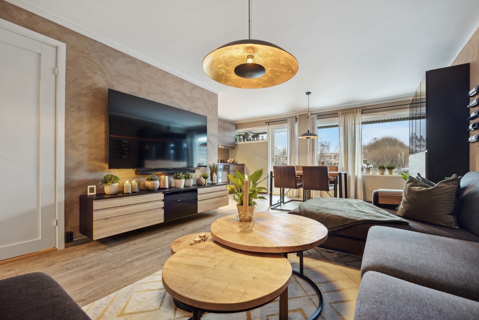 Store vindusflater tilfører rommet rikelig med naturlig dagslys. Galleribilde