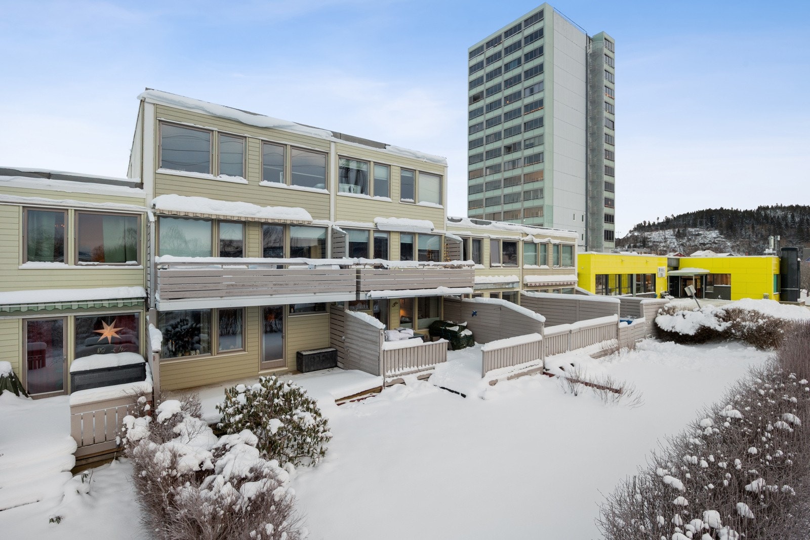 Risvollan er et veletablert og populært boområde. Boligen ligger i et fredelig og attraktivt felt i borettslaget med kort avstand til store og fine friområder. Galleribilde