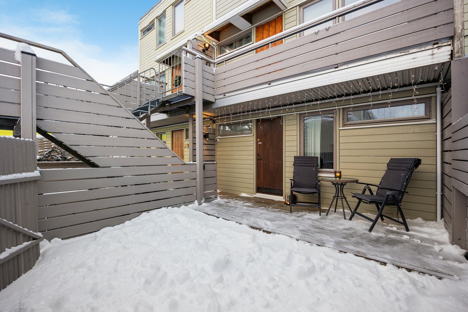 Ved inngangen er det romslig nordvendt terrasse med god plass til sittegruppe. I tillegg er det sykkelparkering ved inngangsparti. Galleribilde