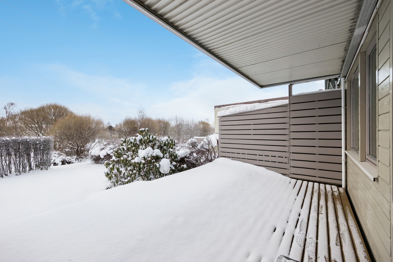 Den sørvente terrassens størrelse gir god plass til utemøbler som sittegruppe og grill. Galleribilde