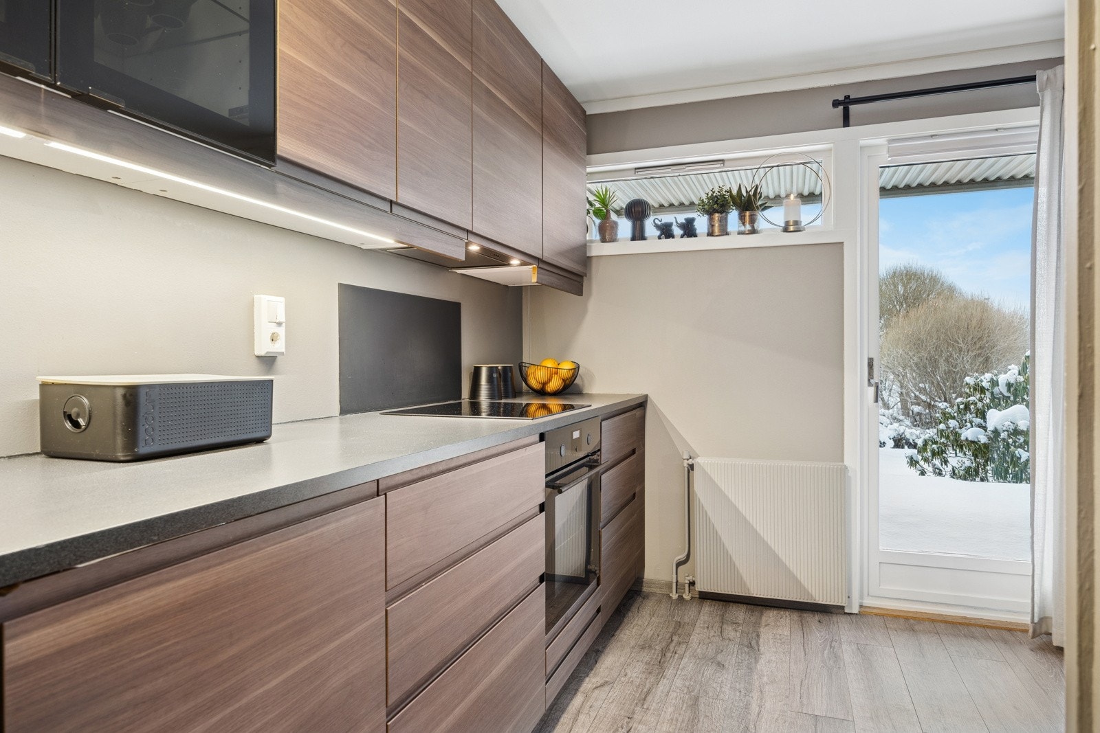 Fra stue og kjøkken er det direkte utgang til en delvis overbygd sørvendt terrasse. Galleribilde