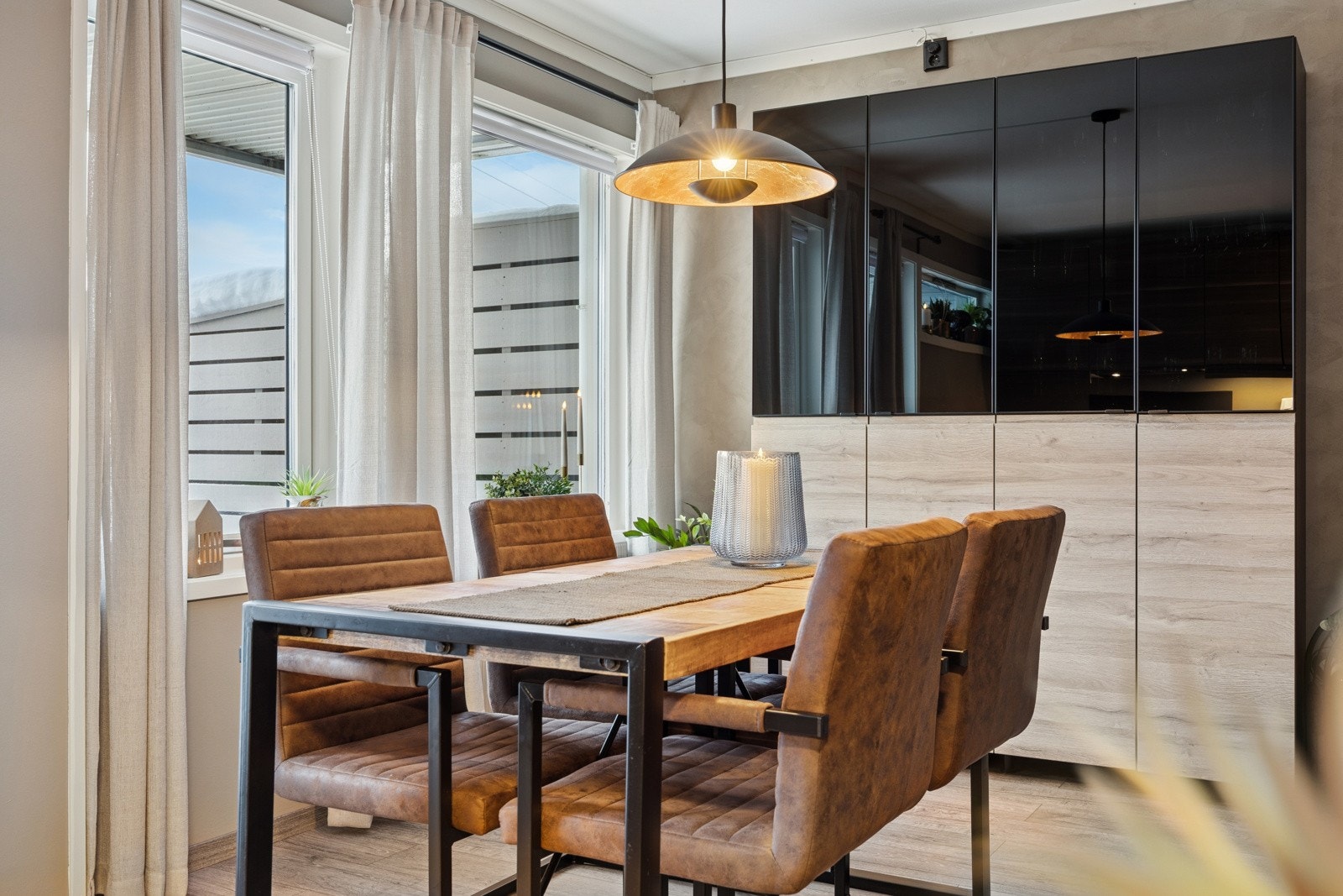 I tilnærming til stue og kjøkken er det god plass til spisegruppe. Her kan morgenkaffen nytes. Galleribilde