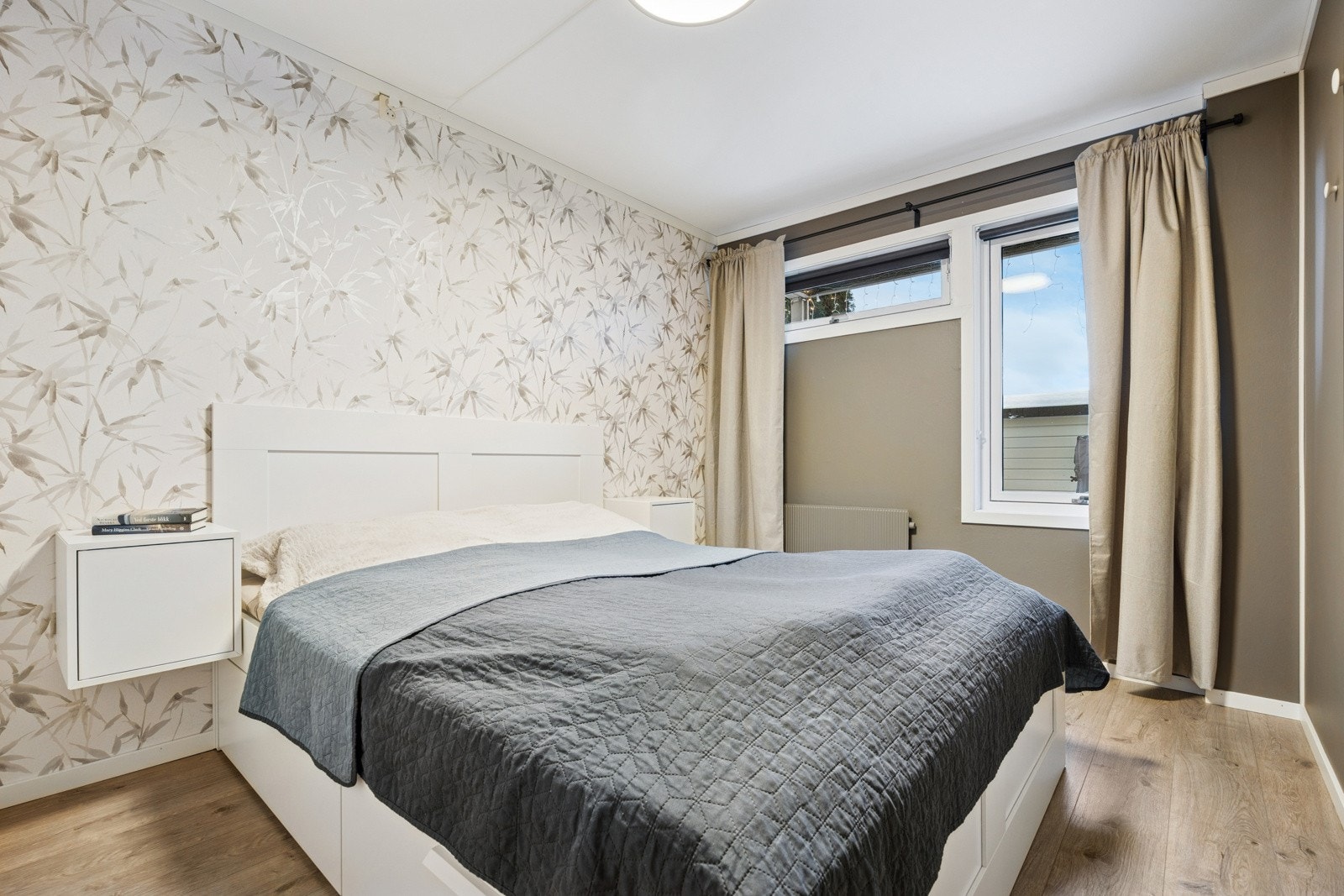 Soverom målt til romslige 11,5 kvm. God plass til både dobbeltseng og øvrig møblering. For øvrig er det rikelig med lagringsplass i plassbygd garderobe. Galleribilde