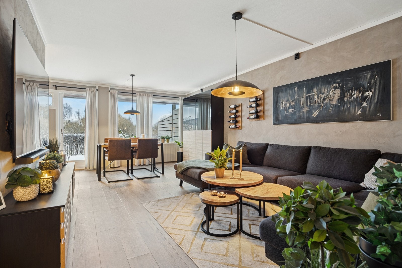 Leiligheten ligger i 1.etasje og har en god beliggenhet, 2 romslige terrasser og er lettstelt og praktisk. Galleribilde