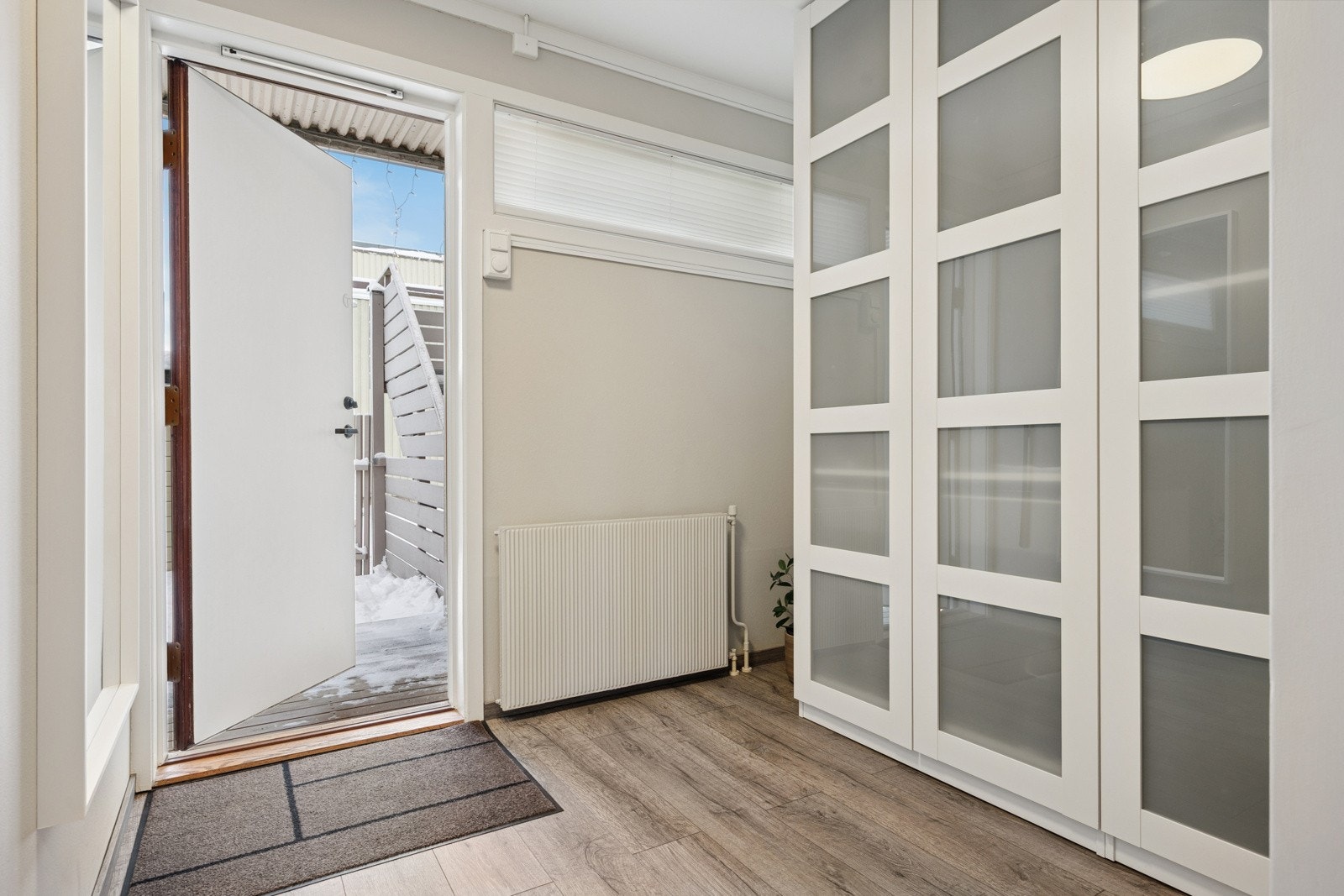 Lys entré, innredet med takhøy garderobe som gir mye oppbevaringsplass for ytterbekledning og sko. Galleribilde