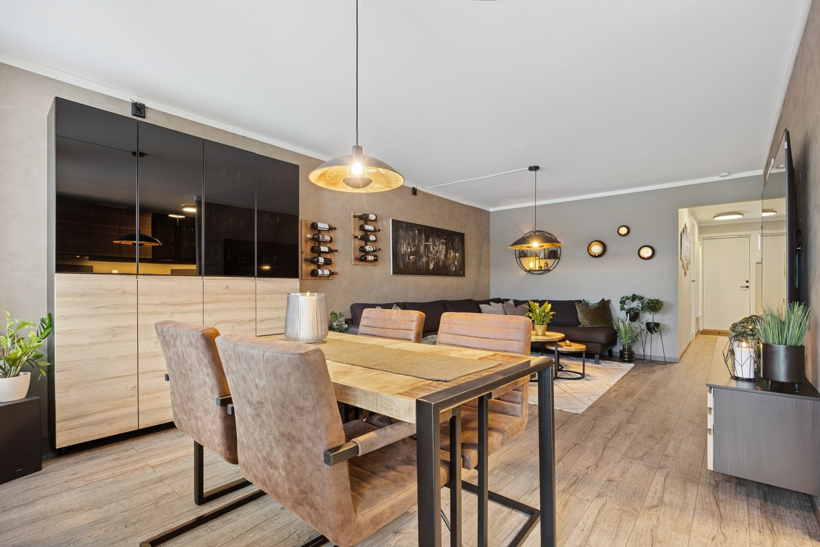 Stue og kjøkken i en åpen løsning, rommet måler til sammen ca. 29,5 kvm. Galleribilde