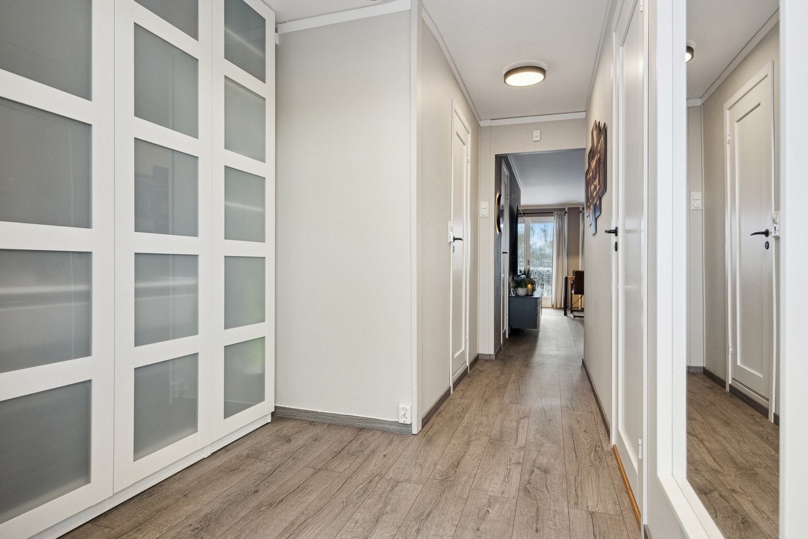 I tilknytning til stuen er det bod på ca. 3 kvm med praktisk opplegg for vaskemaskin. Galleribilde