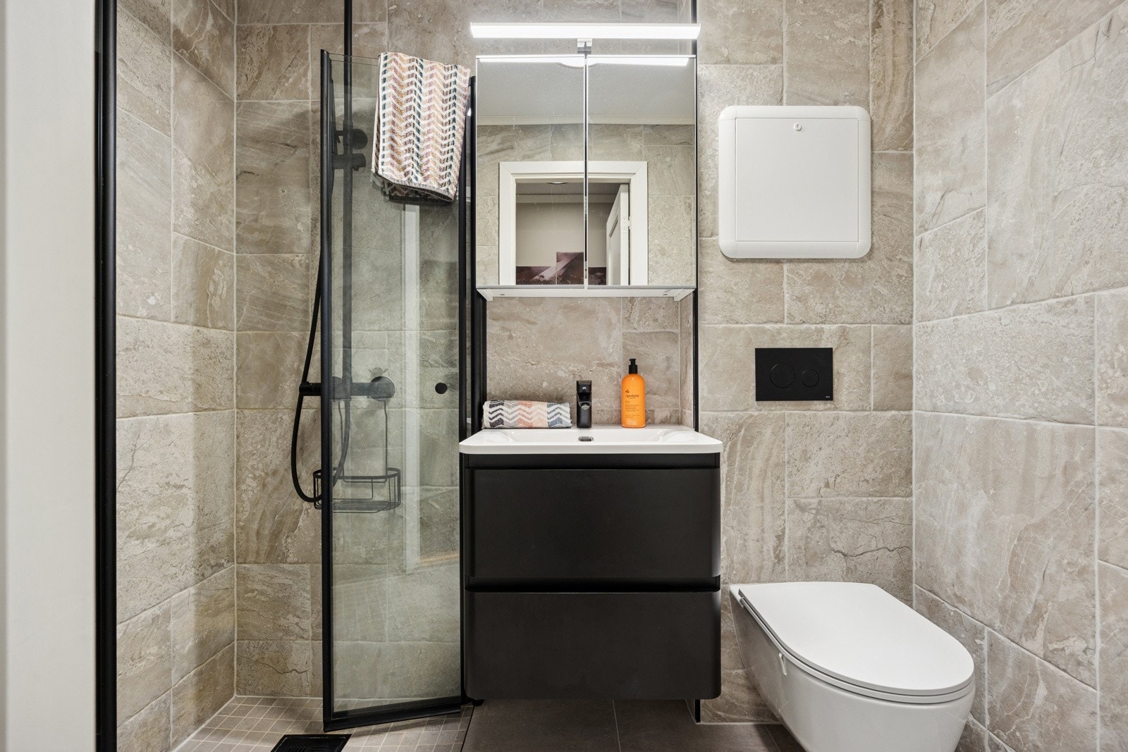 Baderommet ble pusset opp i 2018, og holden en god og moderne standard. Galleribilde