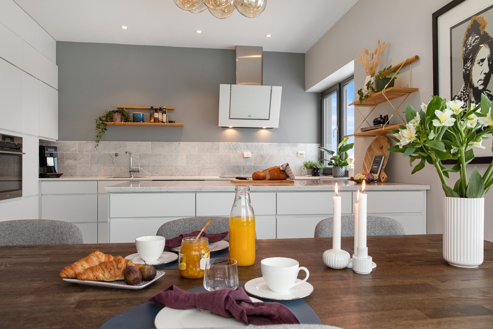 Downlights i himlingen bidrar til et lyst og delikat uttrykk. Galleribilde