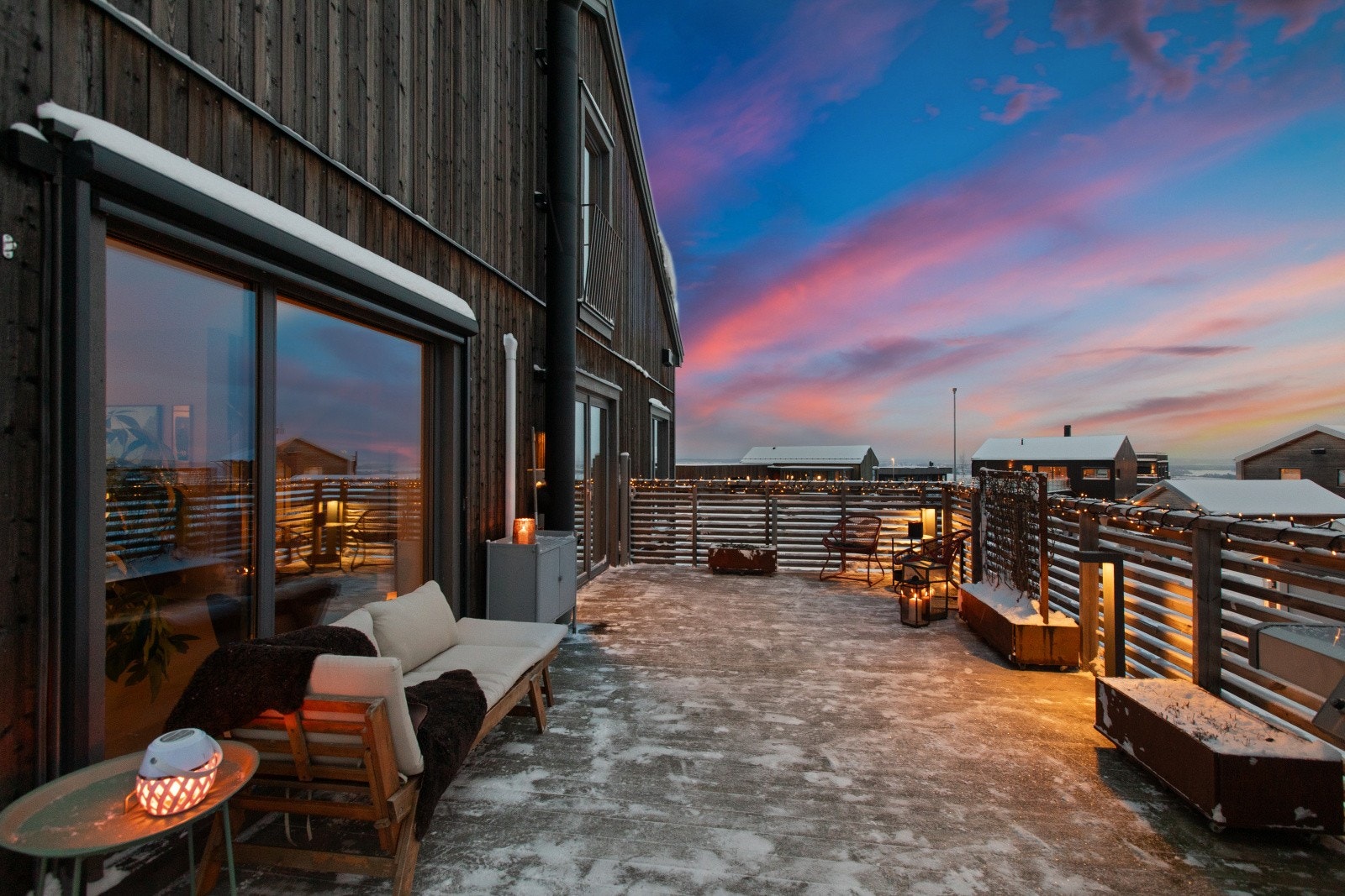 Den romslige terrassen har rikelig med plass til utemøbler, og gir deg mulighet til å nyte solen hele dagen ved å flytte deg etter den. Galleribilde