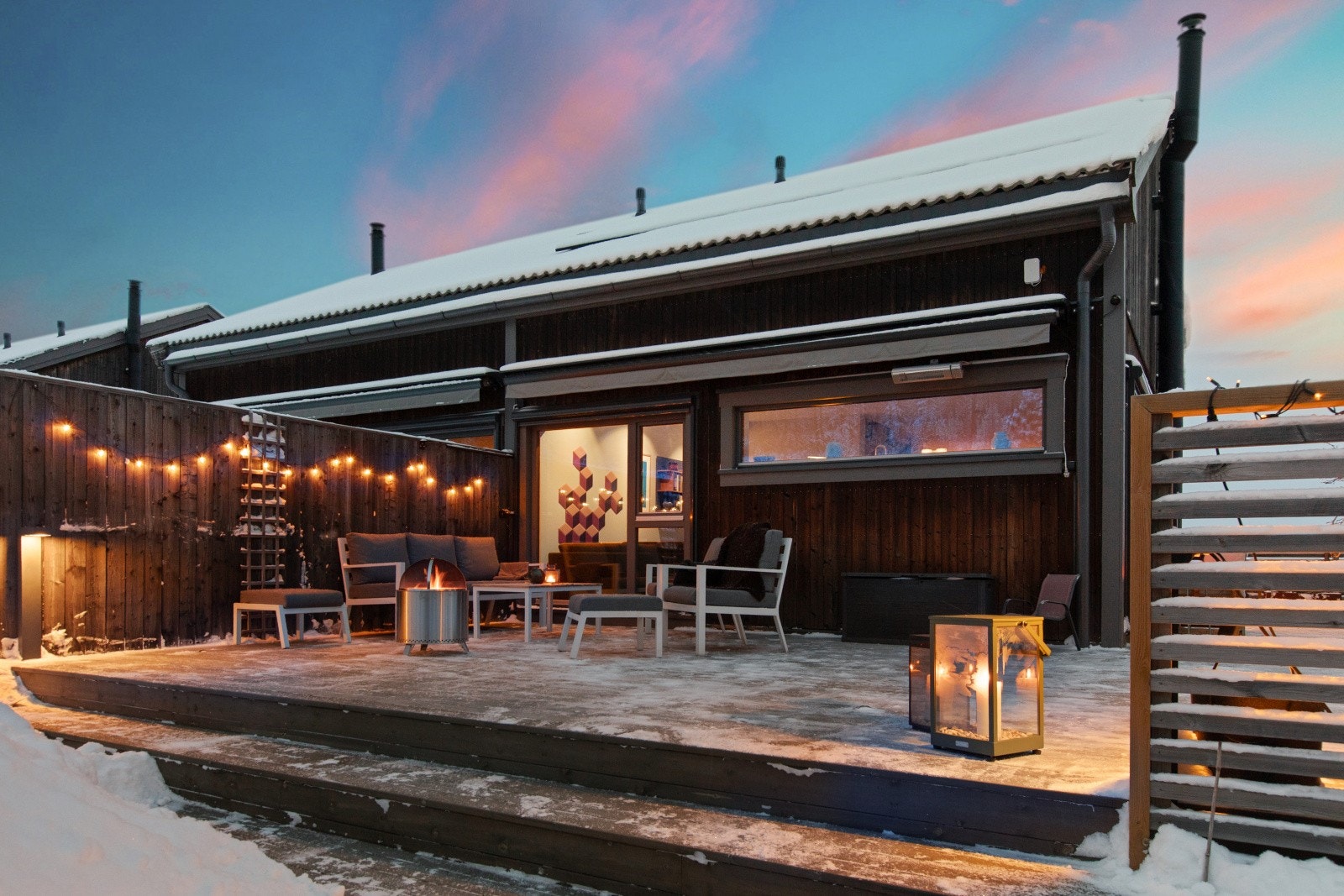 Med installert markise blir uteplassen en naturlig forlengelse av stuen i sommerhalvåret, perfekt for både avslapning og hyggelige sammenkomster. Galleribilde