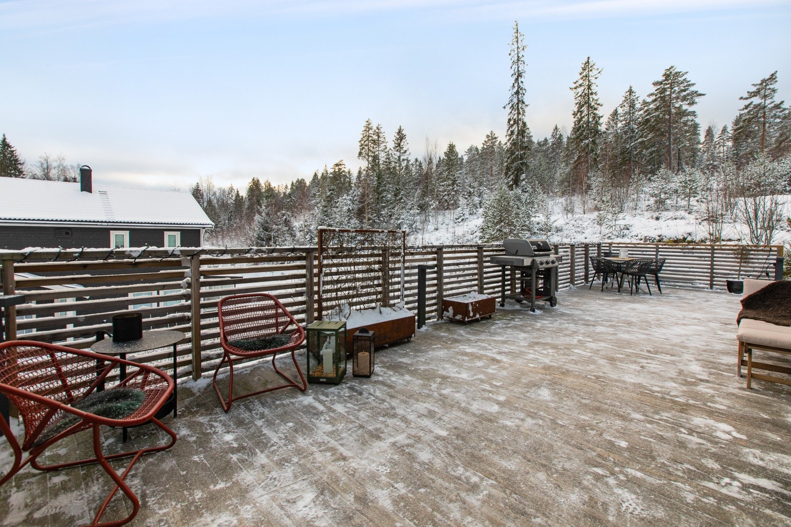 Terrassen gir rikelig med plass til utemøbler og grill - ideelt for sosiale sammenkomster utendørs. Galleribilde