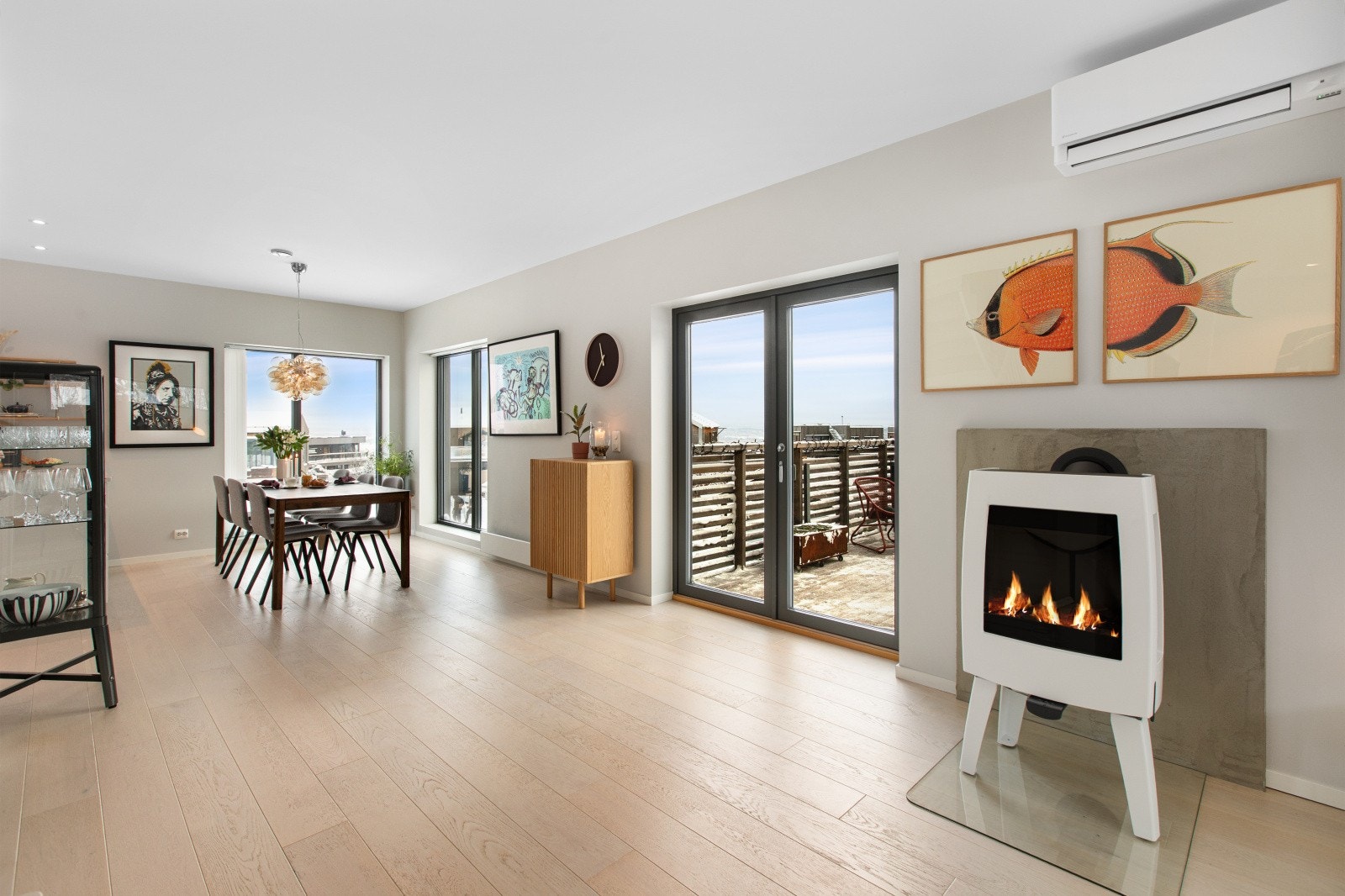 Lengre inn i oppholdsrommet finner du både vedovn og varmepumpe, som bidrar til lun stemning og effektiv oppvarming. Galleribilde