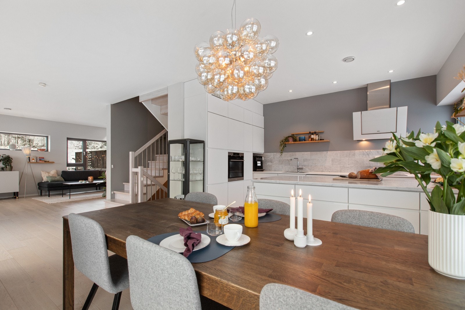 Det romslige kjøkkenet har en god størrelse som gir rikelig med plass til spisebord og hyggelige måltider. Galleribilde