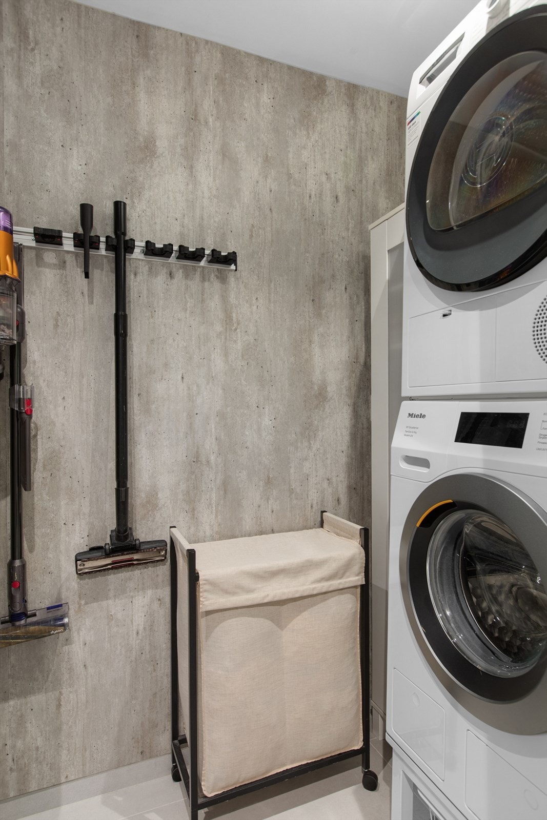 Innenfor badet er det etablert et praktisk vaskerom som gir en effektiv og oversiktlig løsning i hverdagen. Galleribilde