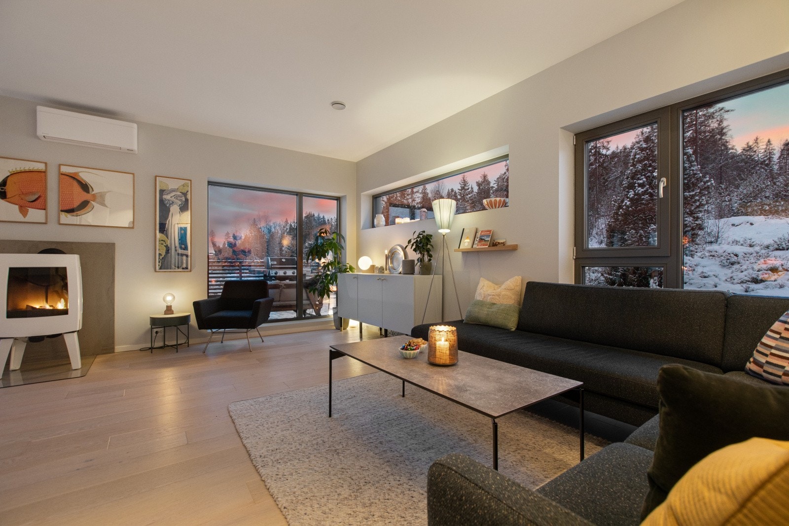 Boligen egner seg utmerket som familiebolig og er gjennomtenkt fordelt over tre plan, med god plass til både fellesarealer og private soner. Galleribilde