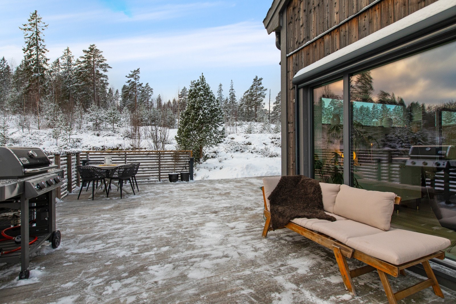 Den nybygde tretrappen fra terrassen til innkjørsel og carport gir en svært praktisk adkomst og økt brukervennlighet i hverdagen. Galleribilde